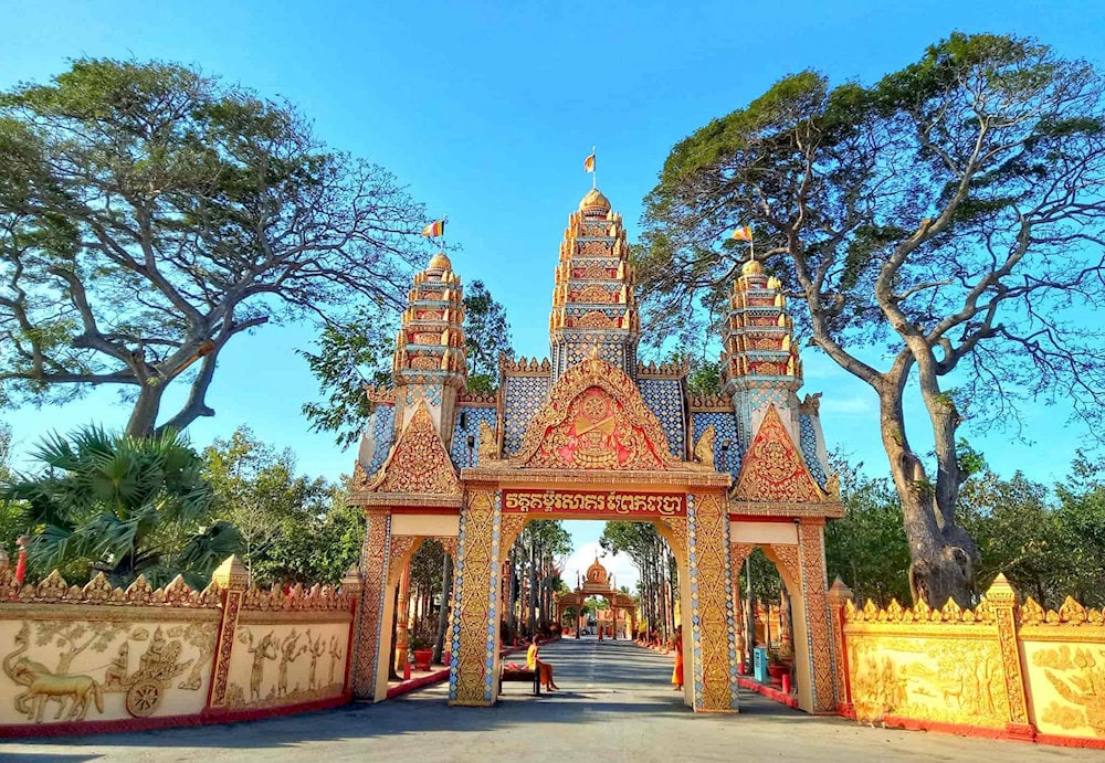 Bước qua cánh cổng ấy, bạn như được đưa vào một thế giới tâm linh tĩnh lặng và huyền bí 